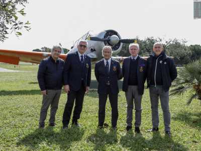 ...veniamo accolti dal gruppo dirigente dell�associazione, che ci attende davanti a un aereo d�epoca